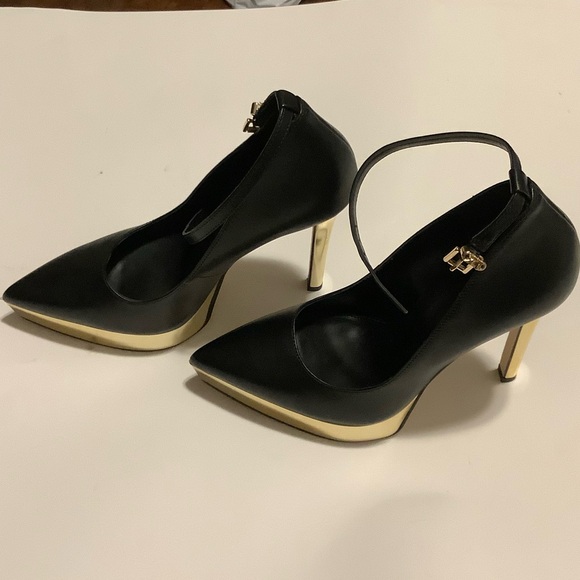 Try on Michael Kors Xenia Ankle Strap size 6 - Picture 5 of 10